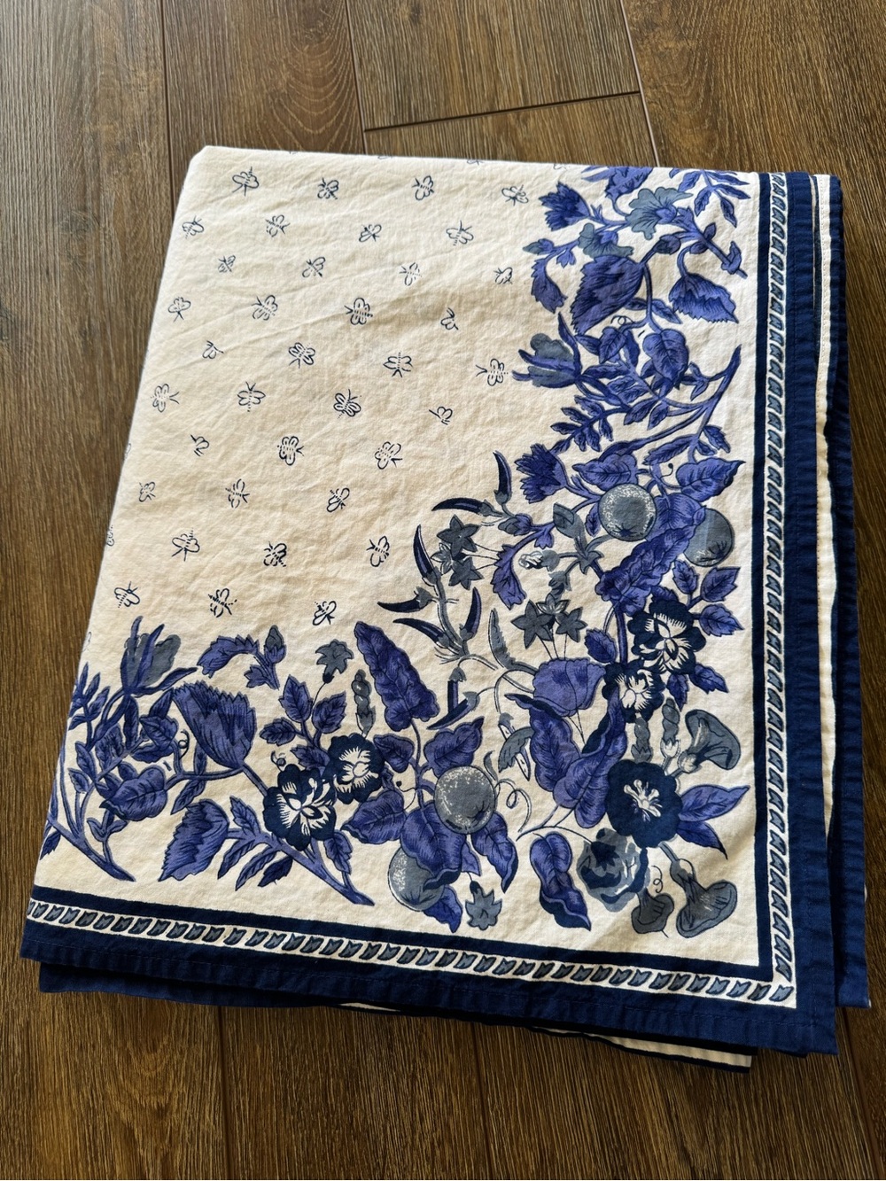 Williams Sonoma Blue Floral Cotton Tablecloth White and Navy